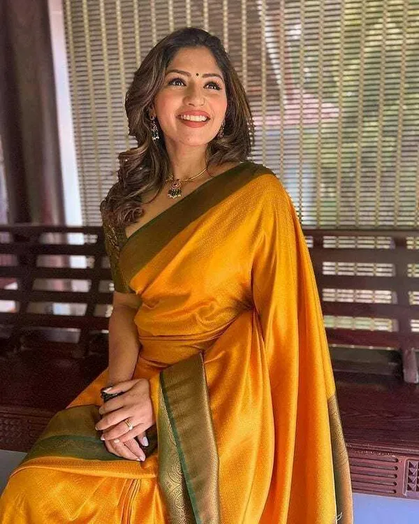 Yellow_Woven_Banarasi_Jacquard_Saree_(Yellow)